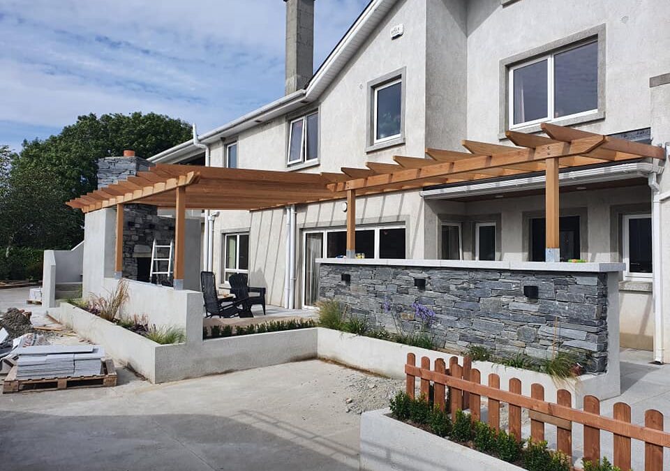 Outdoor Area & Pergola